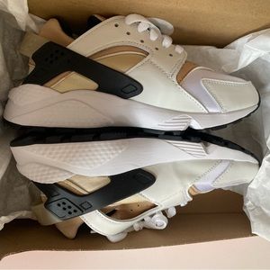 WOMANS NIKE AIR HUARACHE